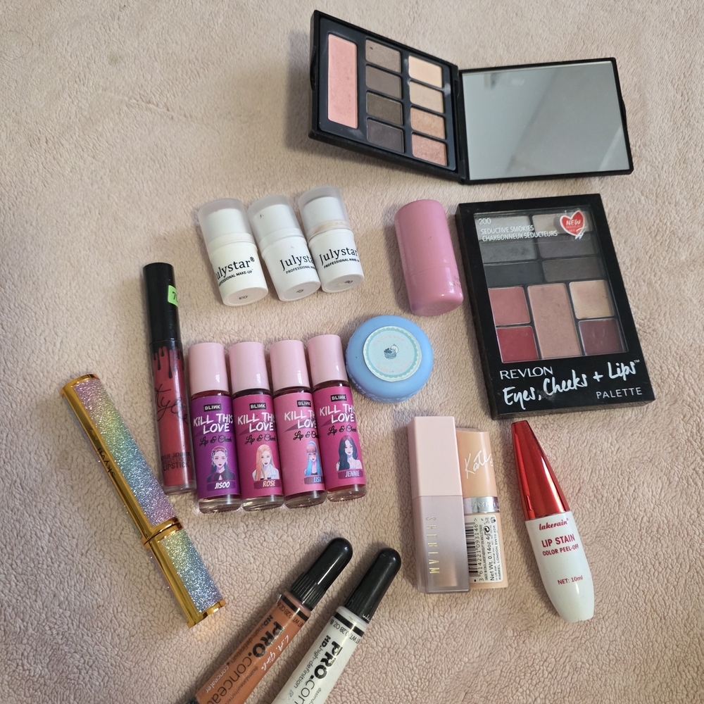 Revlon Multi-Use Palette - Eye, Cheek & Lip - Picture 4 of 4